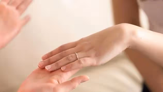 帶8歲女兒二婚,新婚夜看不見老公,聽女兒說:輕點!進門後哭了