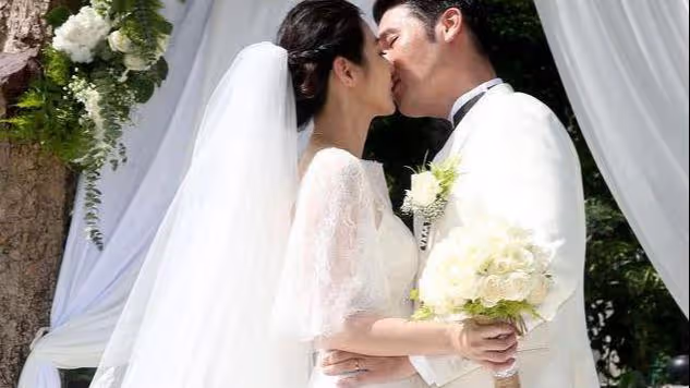 帶8歲女兒二婚,新婚夜看不見老公,聽女兒說:輕點!進門後哭了