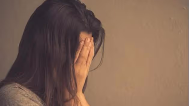 帶8歲女兒二婚,新婚夜看不見老公,聽女兒說:輕點!進門後哭了