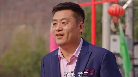 小姑子結婚我拿5萬的大紅包,婆婆只給我一包喜糖,打開我哭了