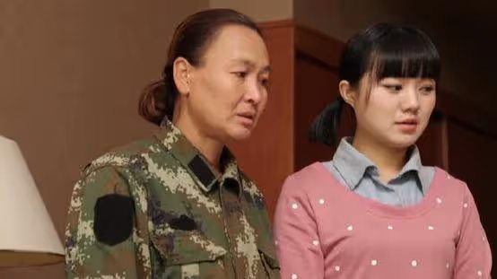 小姑子結婚我拿5萬的大紅包,婆婆只給我一包喜糖,打開我哭了