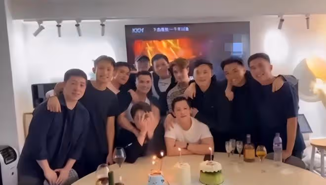 湯鎮業前妻為雙胞胎兒子慶生!息影30年仍貌美,三母子同框似姐弟