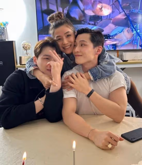 湯鎮業前妻為雙胞胎兒子慶生!息影30年仍貌美,三母子同框似姐弟
