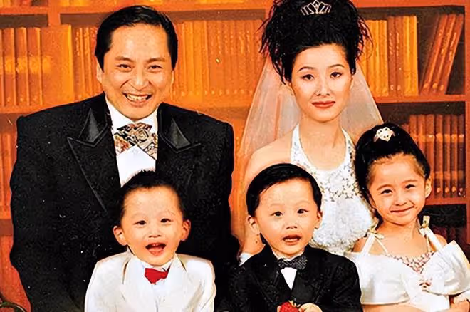 湯鎮業前妻為雙胞胎兒子慶生!息影30年仍貌美,三母子同框似姐弟