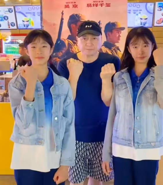 湯鎮業前妻為雙胞胎兒子慶生!息影30年仍貌美,三母子同框似姐弟