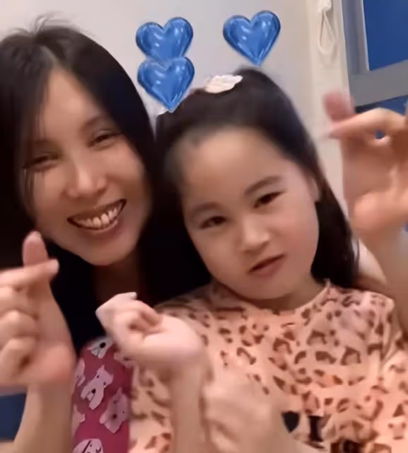余苑綺39歲冥誕,全家發悼念視頻,母親在女兒骨灰罈前面唱生日歌