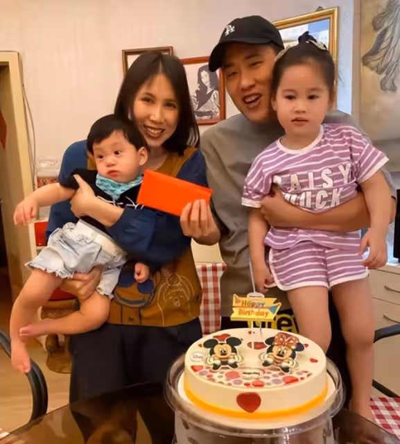 余苑綺39歲冥誕,全家發悼念視頻,母親在女兒骨灰罈前面唱生日歌