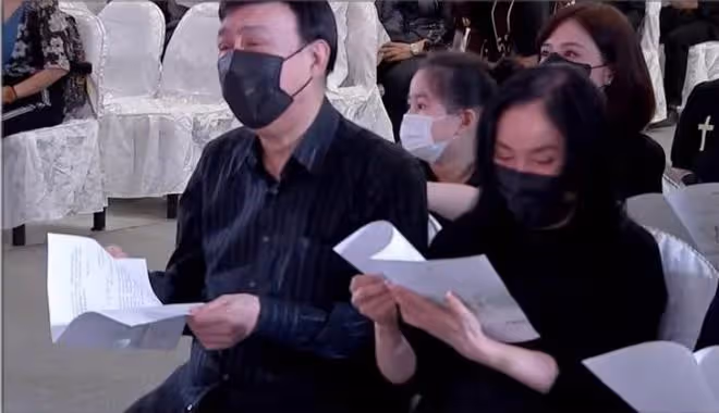 余苑綺39歲冥誕,全家發悼念視頻,母親在女兒骨灰罈前面唱生日歌