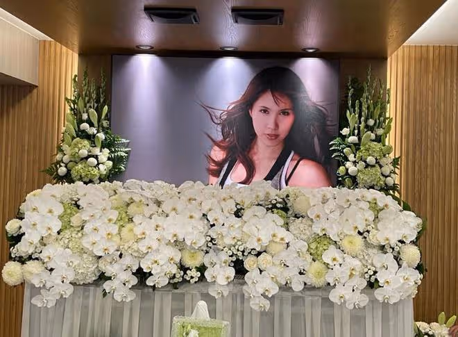 余苑綺39歲冥誕,全家發悼念視頻,母親在女兒骨灰罈前面唱生日歌