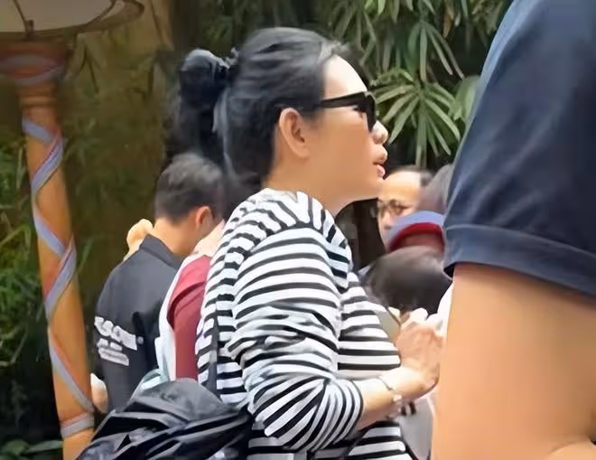 54歲邱淑貞「虎背熊腰」露面,素顏白皙很緊緻,闊太氣質明顯