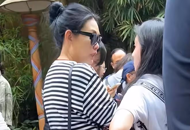 54歲邱淑貞「虎背熊腰」露面,素顏白皙很緊緻,闊太氣質明顯