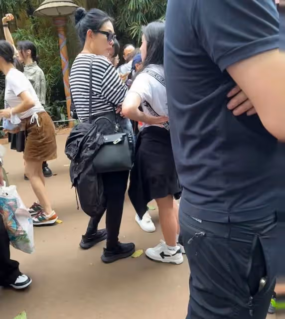 54歲邱淑貞「虎背熊腰」露面,素顏白皙很緊緻,闊太氣質明顯