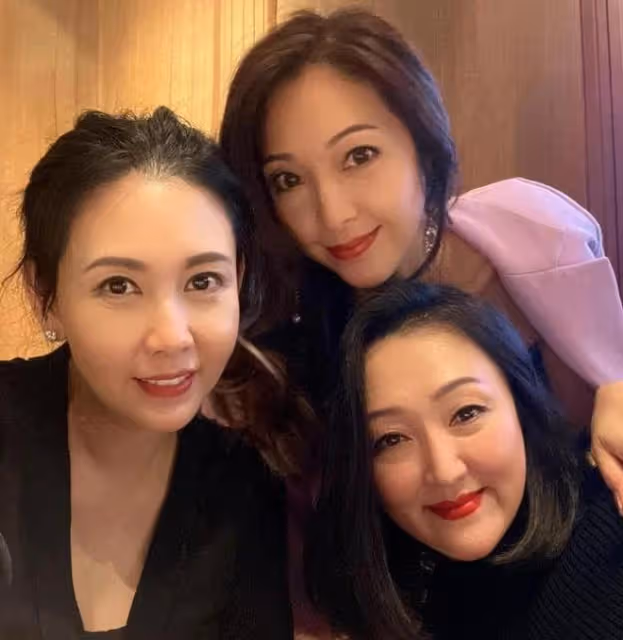 54歲邱淑貞「虎背熊腰」露面,素顏白皙很緊緻,闊太氣質明顯