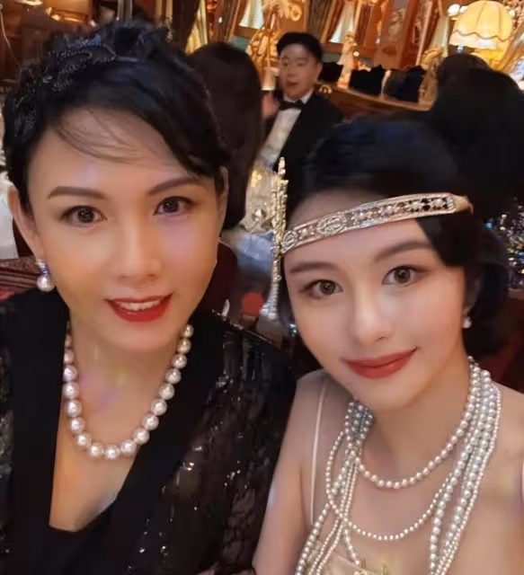 54歲邱淑貞「虎背熊腰」露面,素顏白皙很緊緻,闊太氣質明顯