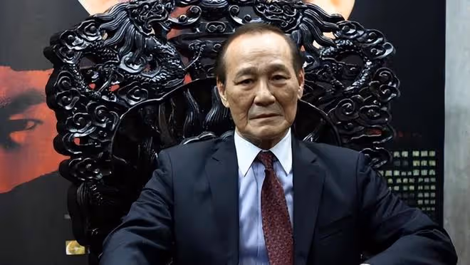 79歲陳惠敏手拿拐杖出行,頭髮掉落明顯,否認肺癌復發再住院