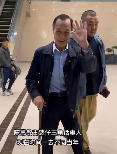 79歲陳惠敏手拿拐杖出行,頭髮掉落明顯,否認肺癌復發再住院
