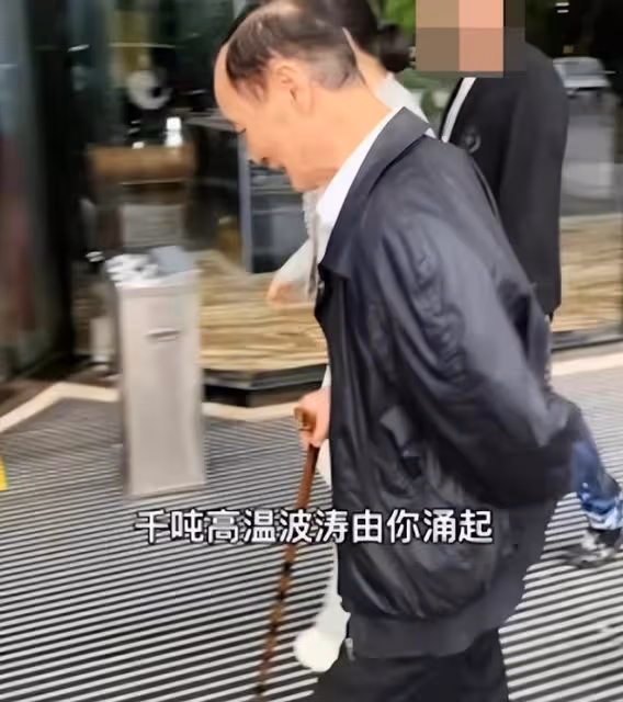 79歲陳惠敏手拿拐杖出行,頭髮掉落明顯,否認肺癌復發再住院
