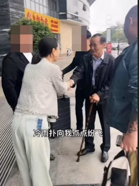 79歲陳惠敏手拿拐杖出行,頭髮掉落明顯,否認肺癌復發再住院