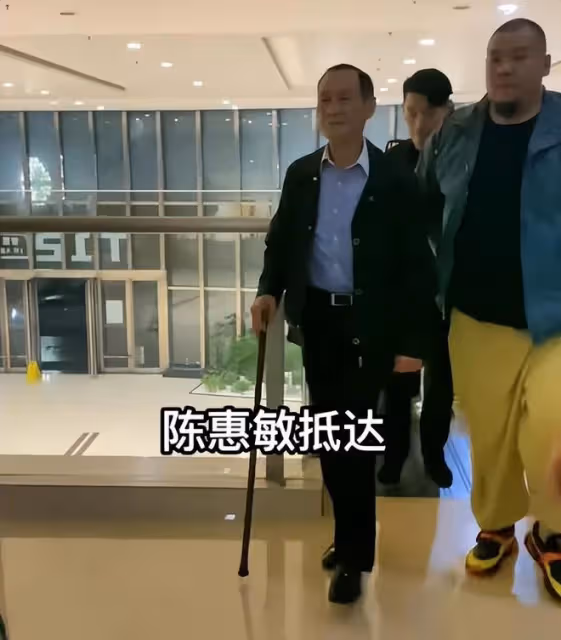 79歲陳惠敏手拿拐杖出行,頭髮掉落明顯,否認肺癌復發再住院