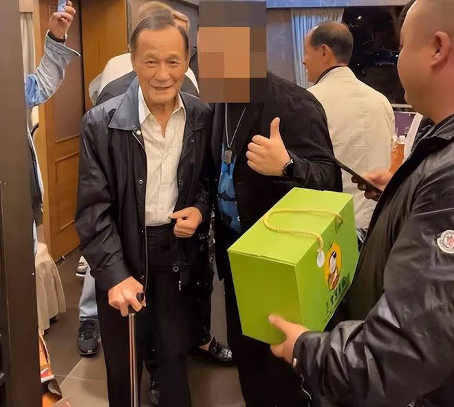 79歲陳惠敏手拿拐杖出行,頭髮掉落明顯,否認肺癌復發再住院