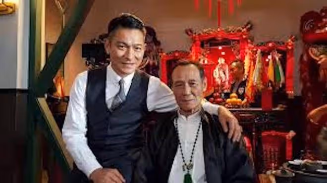79歲陳惠敏手拿拐杖出行，頭髮掉落明顯，否認肺癌復發再住院