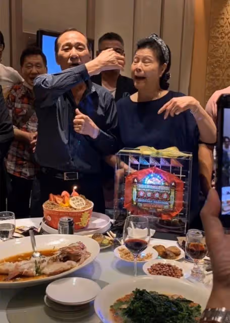 79歲陳惠敏手拿拐杖出行，頭髮掉落明顯，否認肺癌復發再住院