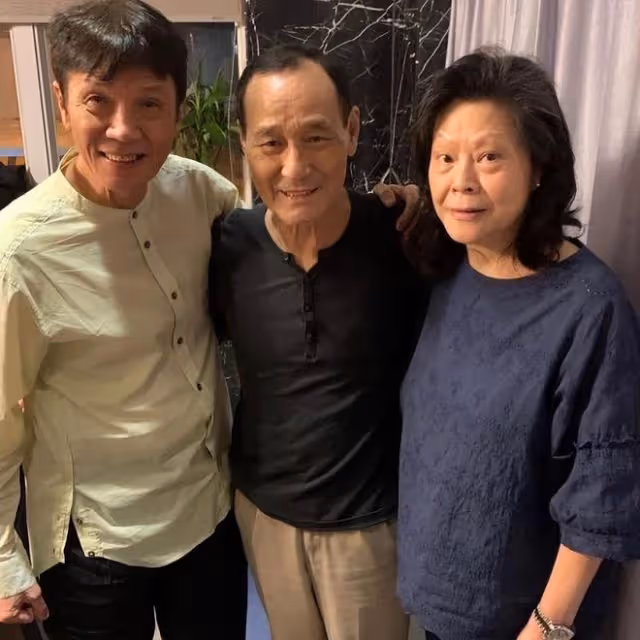 79歲陳惠敏手拿拐杖出行，頭髮掉落明顯，否認肺癌復發再住院