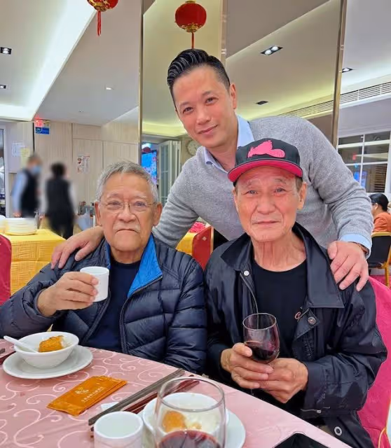 79歲陳惠敏手拿拐杖出行，頭髮掉落明顯，否認肺癌復發再住院