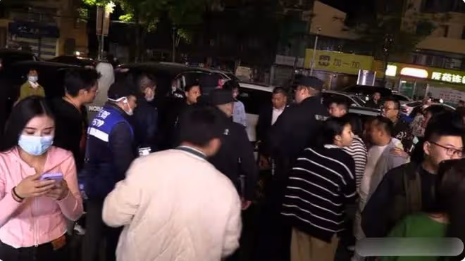 馮小剛鄧超等聚餐險釀成踩踏,有女粉絲被車撞傷,眾藝人超冷漠