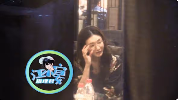 馮小剛鄧超等聚餐險釀成踩踏,有女粉絲被車撞傷,眾藝人超冷漠