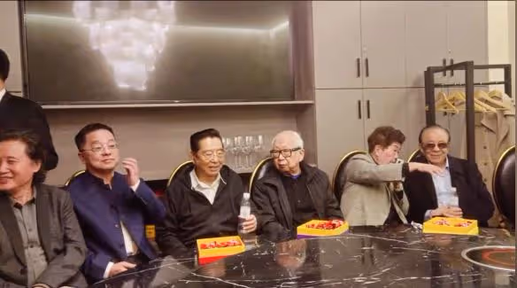 文藝大腕北京聚餐,李雙江現場清唱做眾人導師,飆高音受人追捧