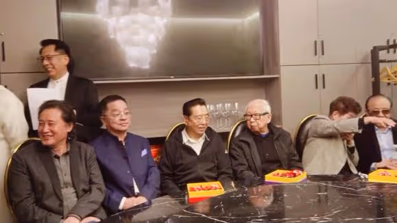 文藝大腕北京聚餐,李雙江現場清唱做眾人導師,飆高音受人追捧