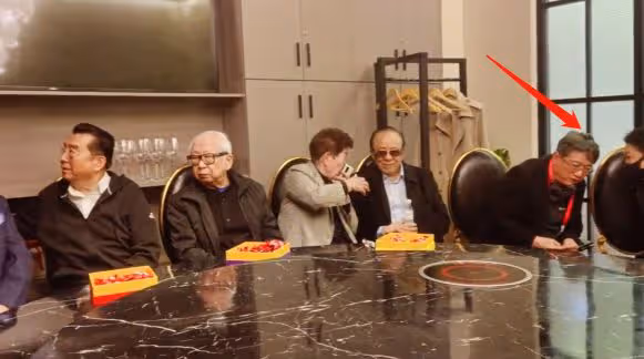 文藝大腕北京聚餐,李雙江現場清唱做眾人導師,飆高音受人追捧