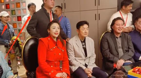 文藝大腕北京聚餐,李雙江現場清唱做眾人導師,飆高音受人追捧