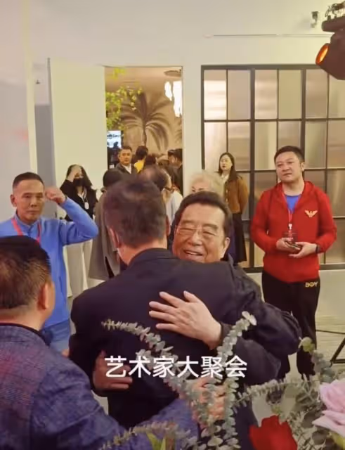 文藝大腕北京聚餐,李雙江現場清唱做眾人導師,飆高音受人追捧