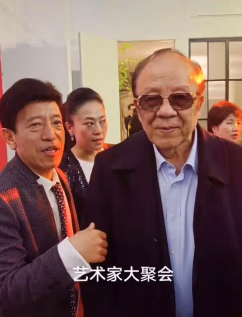 文藝大腕北京聚餐,李雙江現場清唱做眾人導師,飆高音受人追捧