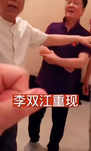文藝大腕北京聚餐,李雙江現場清唱做眾人導師,飆高音受人追捧