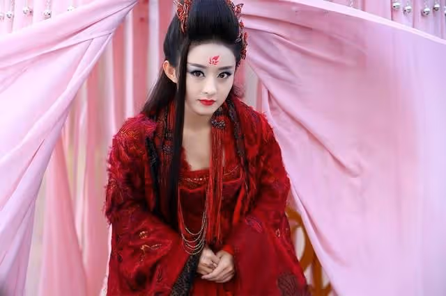 《長月燼明》白鹿「黑化造型」艷驚四座,冷冽狠辣,神似趙麗穎