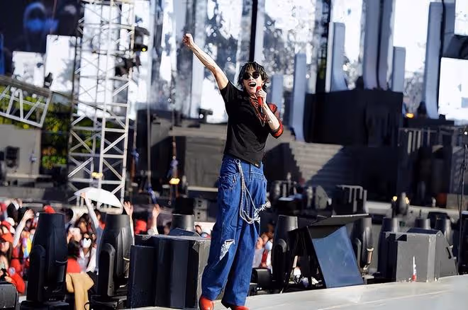 華晨宇:演唱會遭遇吐槽,歌迷不堪泥地餐食高價,網友質疑割韭菜