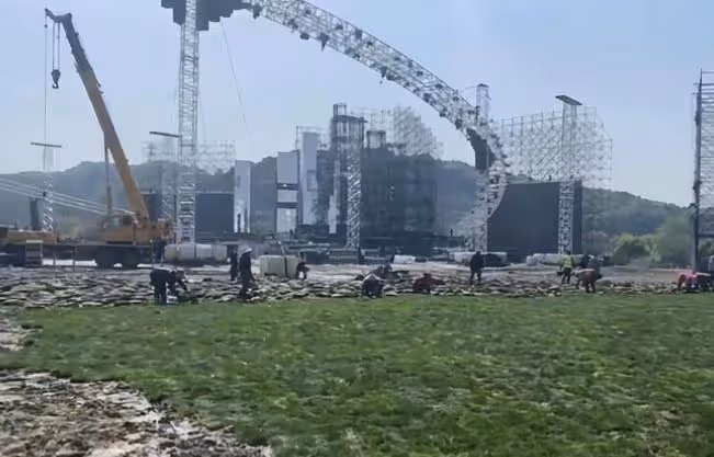 華晨宇:演唱會遭遇吐槽,歌迷不堪泥地餐食高價,網友質疑割韭菜