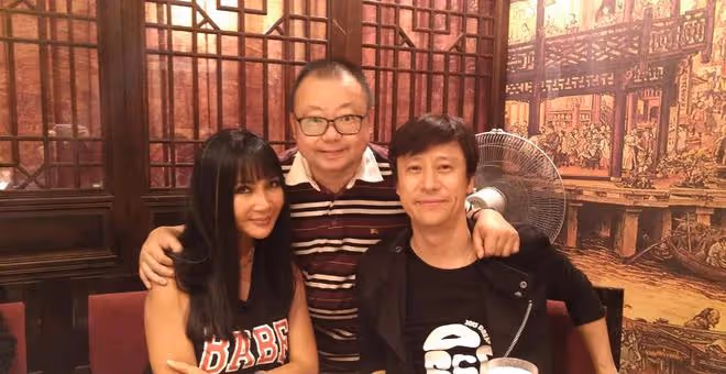 57歲張咪:低調回國,和解小東聚會精神好,嫁給老外曾經緋聞不斷