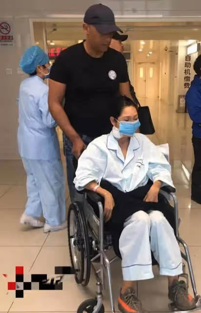 57歲張咪:低調回國,和解小東聚會精神好,嫁給老外曾經緋聞不斷