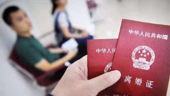 婚後3年兒媳才懷孕,兒子拿出一張單子後,我決定給兒媳30萬