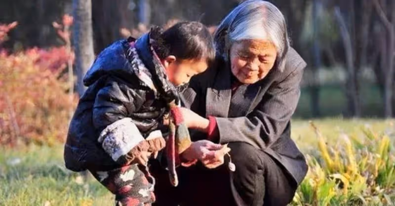 每月貼補兒媳4000元，幫兒媳代收快遞後我恍然大悟，是我自作多情