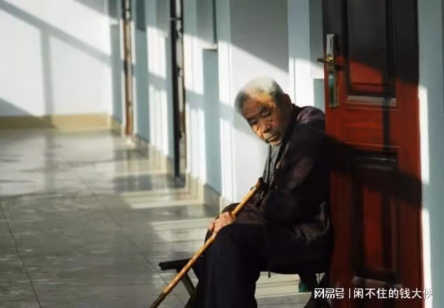 每月貼補兒媳4000元，幫兒媳代收快遞後我恍然大悟，是我自作多情