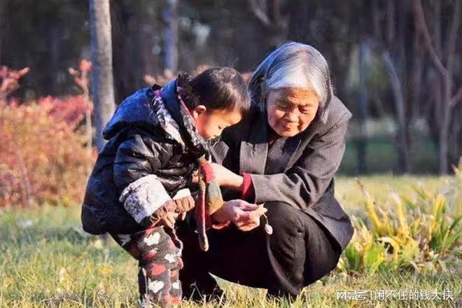 每月貼補兒媳4000元，幫兒媳代收快遞後我恍然大悟，是我自作多情
