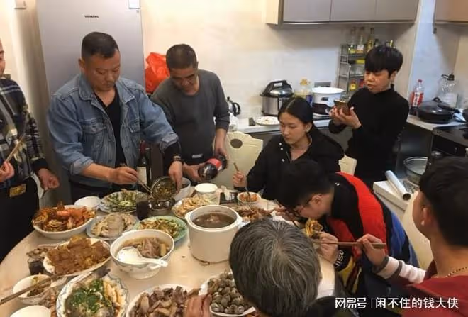 每月貼補兒媳4000元，幫兒媳代收快遞後我恍然大悟，是我自作多情