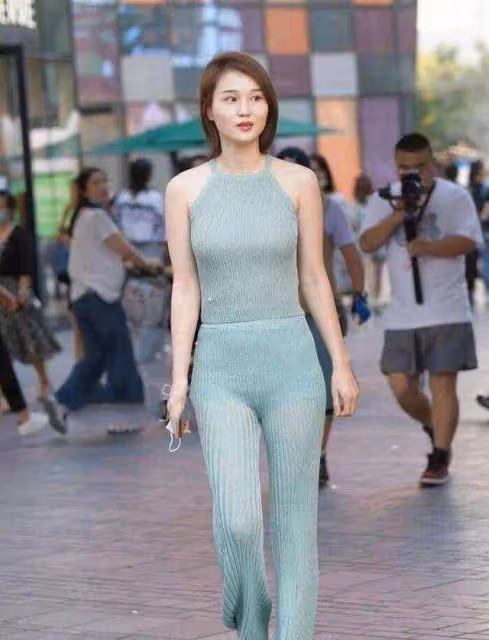 淺綠色清涼弔帶背心搭配同色系打底褲，提升整體氣質，顏色素雅