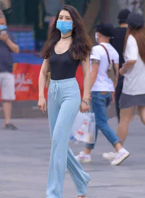 淺綠色清涼弔帶背心搭配同色系打底褲，提升整體氣質，顏色素雅