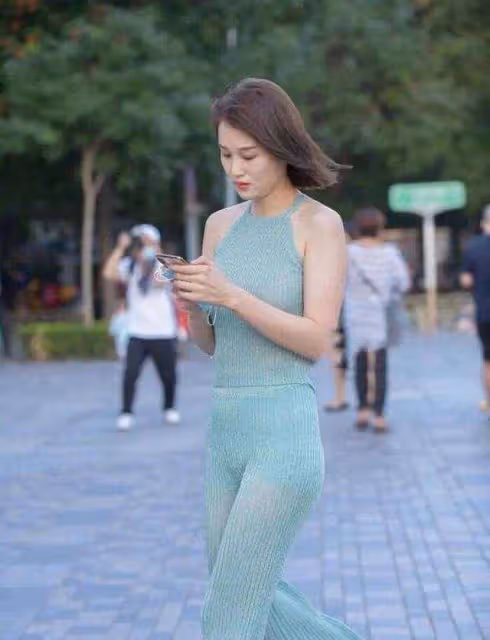 淺綠色清涼弔帶背心搭配同色系打底褲，提升整體氣質，顏色素雅